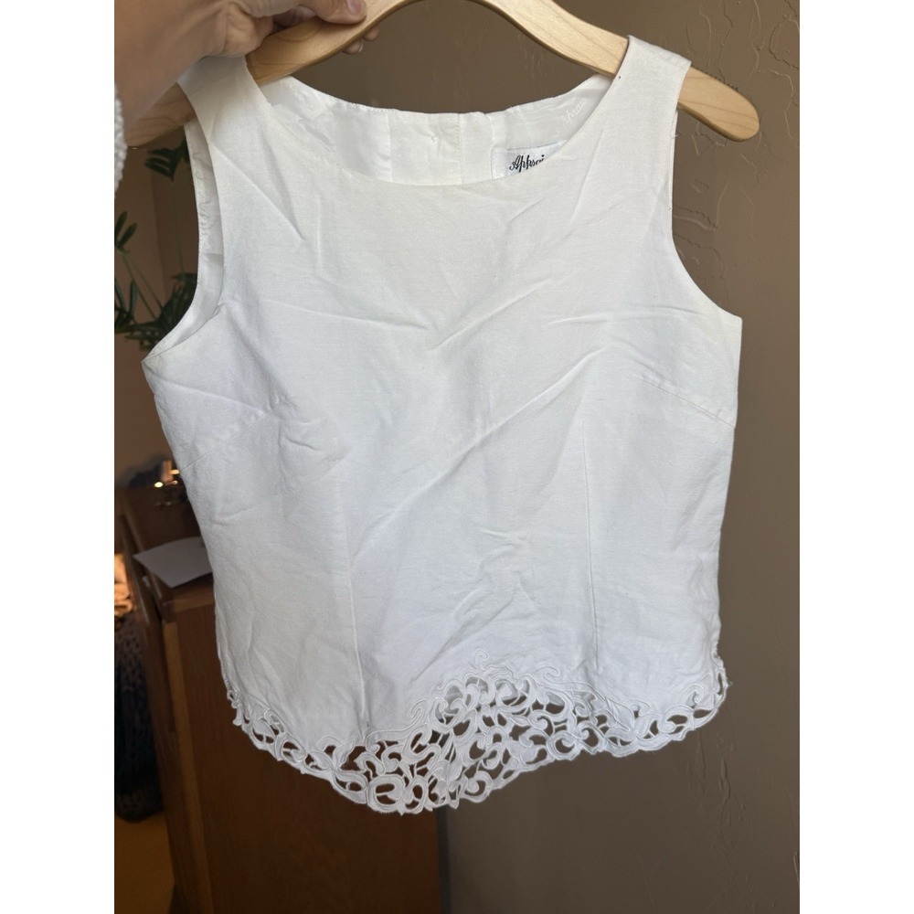 Vintage Scallop White‎ Back Button Up Top Crochet Detail